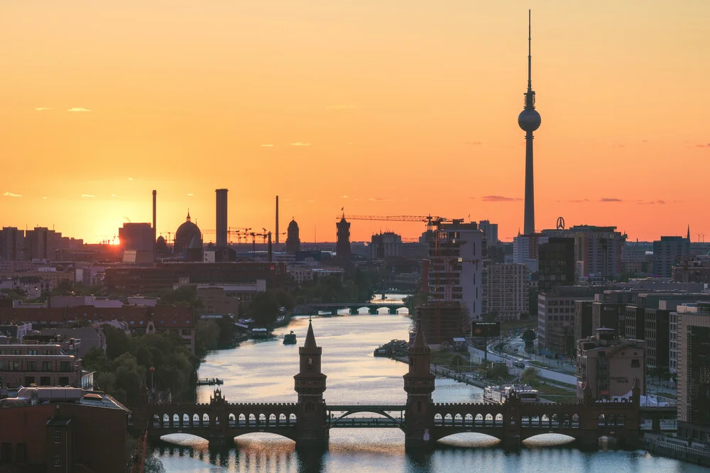 Atardecer en el horizonte de Berlín con la torre de televisión y Oberbaumbrücke - Fotografía artística de Jean Claude Castor