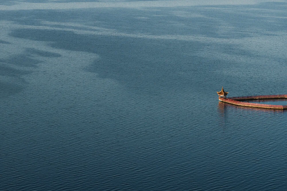 Hora mágica en el lago Erhai - fotokunst de AJ Schokora