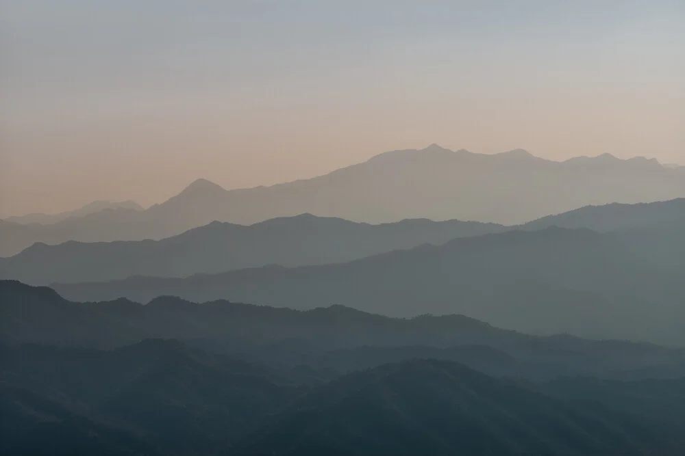 Paisaje montañoso en capas - fotokunst de AJ Schokora