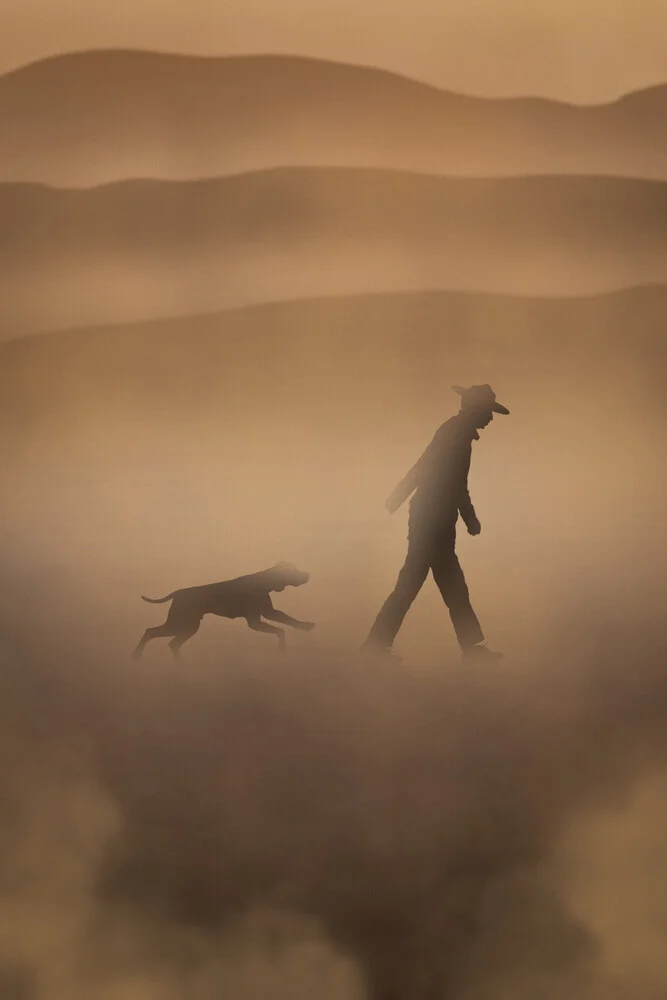 Dog & Man - fotografía de AJ Schokora