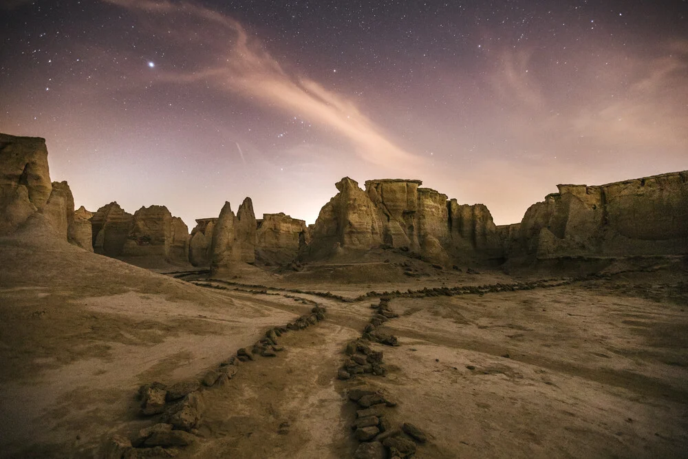 rocas de arena en el desierto por la noche - fotokunst von Leander Nardin