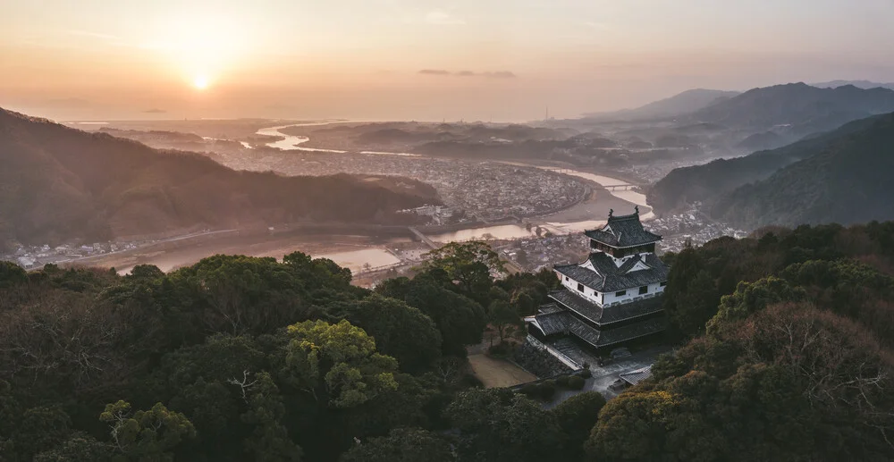 castillo japonés en la cima de una montaña - Fotografía artística de Leander Nardin