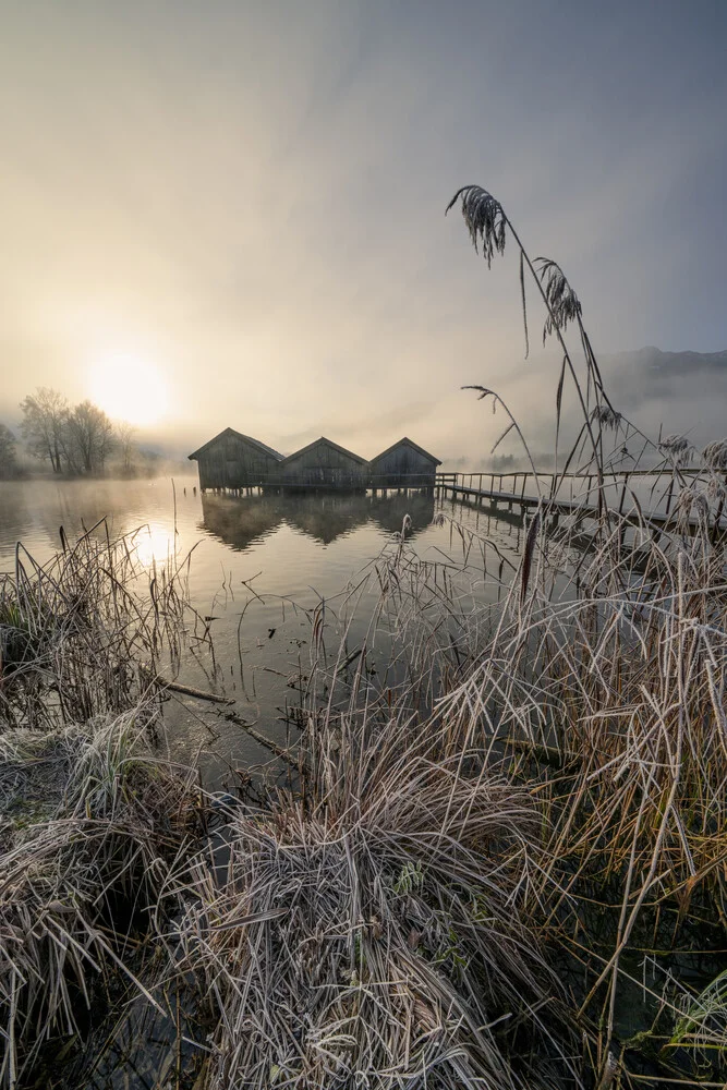 Tres cabañas en el lago Kochel II - Fotografía artística de Franz Sussbauer