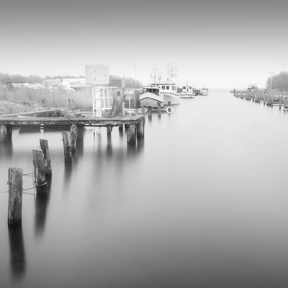 Harbour Lippe en la niebla - Fotografía artística de Dennis Wehrmann