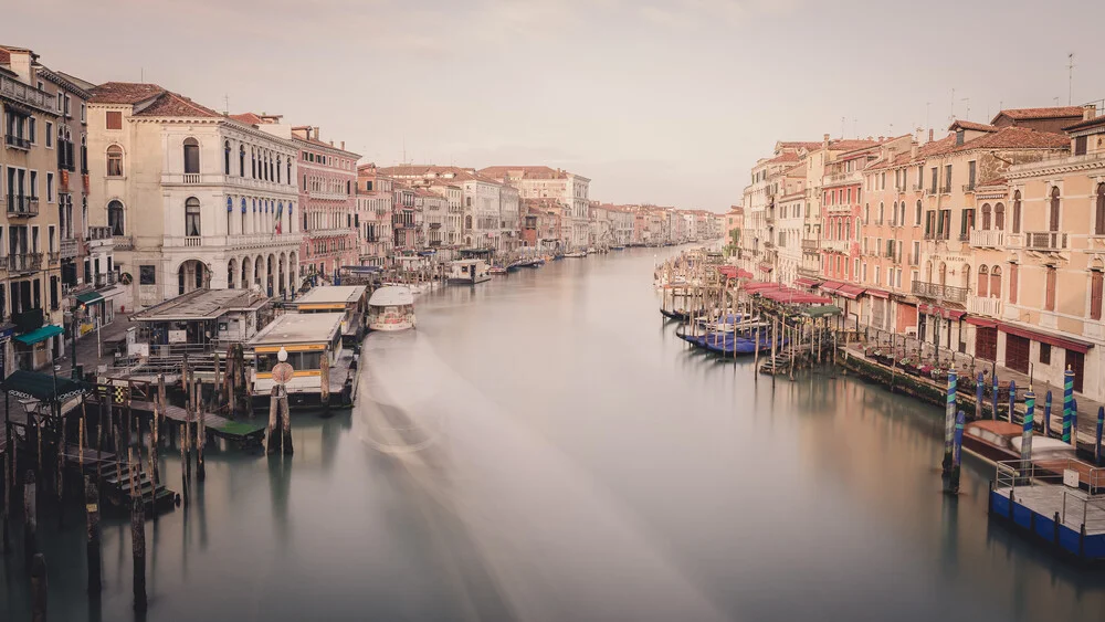 Sonnenaufgang en Venedig an der Rialto Brücke - fotokunst von Dennis Wehrmann