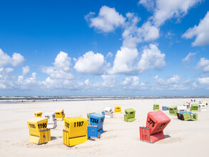 Jan Becke, coloridas sillas de playa en la isla de Langeoog (Alemania, Europa)