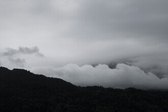 Studio Na.hili, montañas negras y nubes blancas (Austria, Europa)