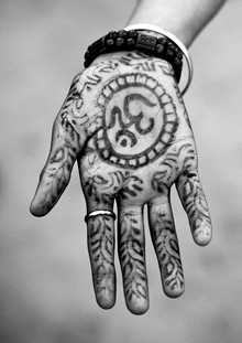 Eric Lafforgue, símbolo del hinduismo en una mano, Maha Kumbh Mela, Allahabad, India (Etiopía, África)