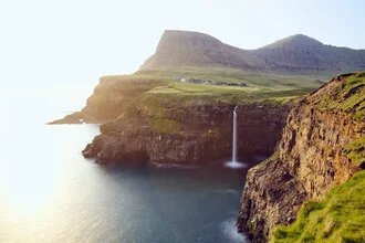 Vista de la cascada de Mullafossur y el pueblo de Gasadalur, Islas Feroe - Fotografía artística de Norbert Gräf