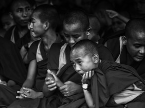 Jagdev Singh, monjes budistas contemplando (Nepal, Asia)