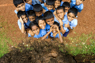 Markus Schieder, colegiales entrometidos de una escuela primaria en India