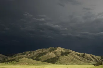 Cielo oscuro sobre las llanuras de Mongolia - Fotografía artística de Schoo Flemming