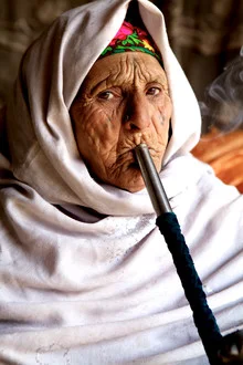 Mujer fumadora en Kabul - Fotografía artística de Christina Feldt