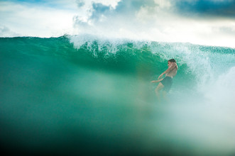 Lars Jacobsen, surfeando en Bali