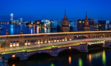 Berlín - Oberbaumbrücke durante la Hora Azul - Fotografía artística de Jean Claude Castor