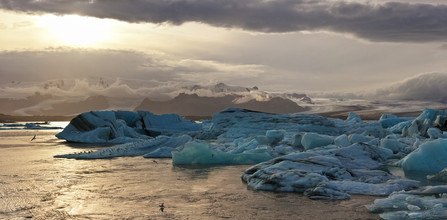 Markus Schieder, Atardecer en la laguna glaciar Jokulsarlon - Islandia, Europa)