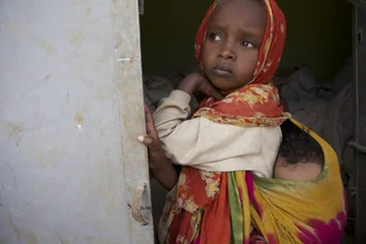 Niña con su hermanito, Etiopía - Fotografía artística de Christina Feldt