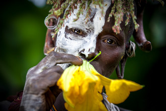 Miro May, Mujer segura con flor - Etiopía, África)