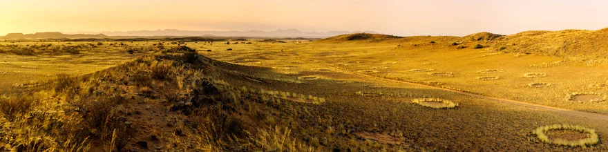 Atardecer en el desierto de Namib - una vista ininterrumpida - Fotografía artística de Michael Stein