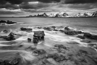 Eva Stadler, mañana ventosa // Playa de Fredvang, islas Lofoten (Noruega, Europa)
