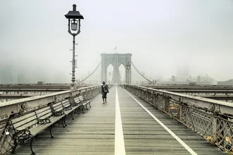 Caminando por el puente de Brooklyn - Fotografía artística de Rob van Kessel