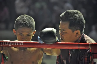 Muay Thai con entrenador - Fotografía artística de Thomas Heinrich