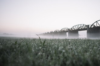 Nadja Jacke, puente Elba Dömitz antes del amanecer con niebla (Alemania, Europa)
