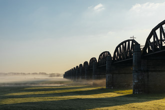 Nadja Jacke, El puente ferroviario Dömitz después del amanecer (Alemania, Europa)