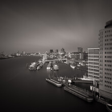 Dennis Wehrmann, Vista del puerto de Hamburgo desde Elbphilharmonie Plaza (Alemania, Europa)