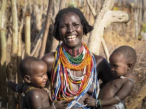 Maravillosa madre con tus gemelos de la tribu Arbore - Fotografía artística de Phyllis Bauer