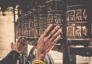 Pascal Genzel, Manos sabias rodando rollos de oración (Nepal, Asia)
