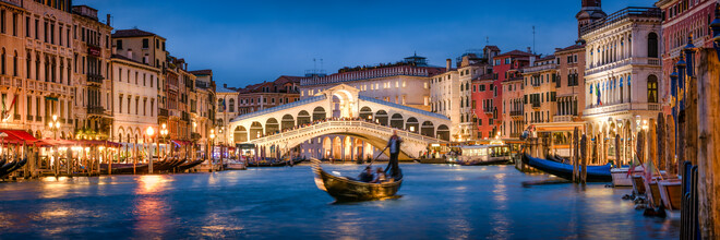 Jan Becke, Panorama del Puente de Rialto en Venecia de noche (Italia, Europa)
