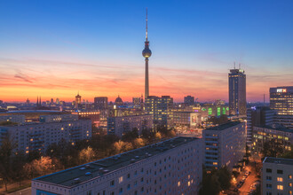 Jean Claude Castor, Skyline Berlin en Karl Marx Allee con vistas a Alexanderplatz durante la puesta de sol (Alemania, Europa)