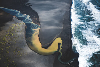Roman Königshofer, Río de colores que desemboca en el océano en Islandia 2 (Islandia, Europa)