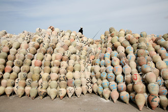 Lioba Schneider, Tonkrüge für Tintenfischffang (Túnez, África)