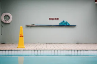 Rescue-Schild am Pool - Fotografía artística de Lioba Schneider
