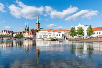Jan Becke, casco antiguo de Lübeck junto al río Trave (Alemania, Europa)