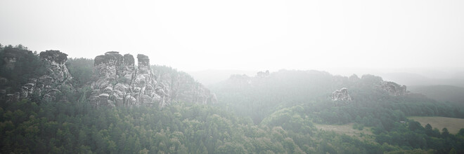 Dennis Wehrmann, Niebla matutina en las montañas de arenisca del Elba (Alemania, Europa)
