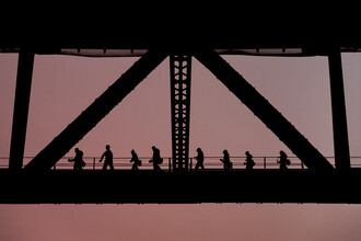 AJ Schokora, Paseo por el puente