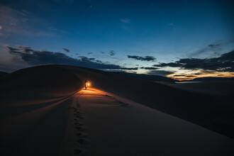 Leander Nardin, mujer con linterna en el desierto (Mongolia, Asia)