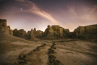 Leander Nardin, rocas de arena en el desierto por la noche (Irán, Asia)