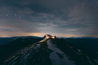 Sebastian 'zeppaio' Scheichl, Refugio de montaña de noche (Austria, Europa)