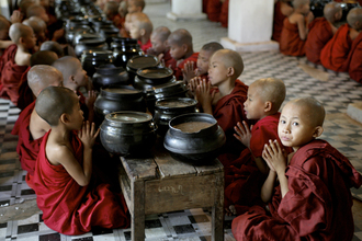 Walter Luttenberger, beten für das tägliche mahl (Myanmar, Asia)