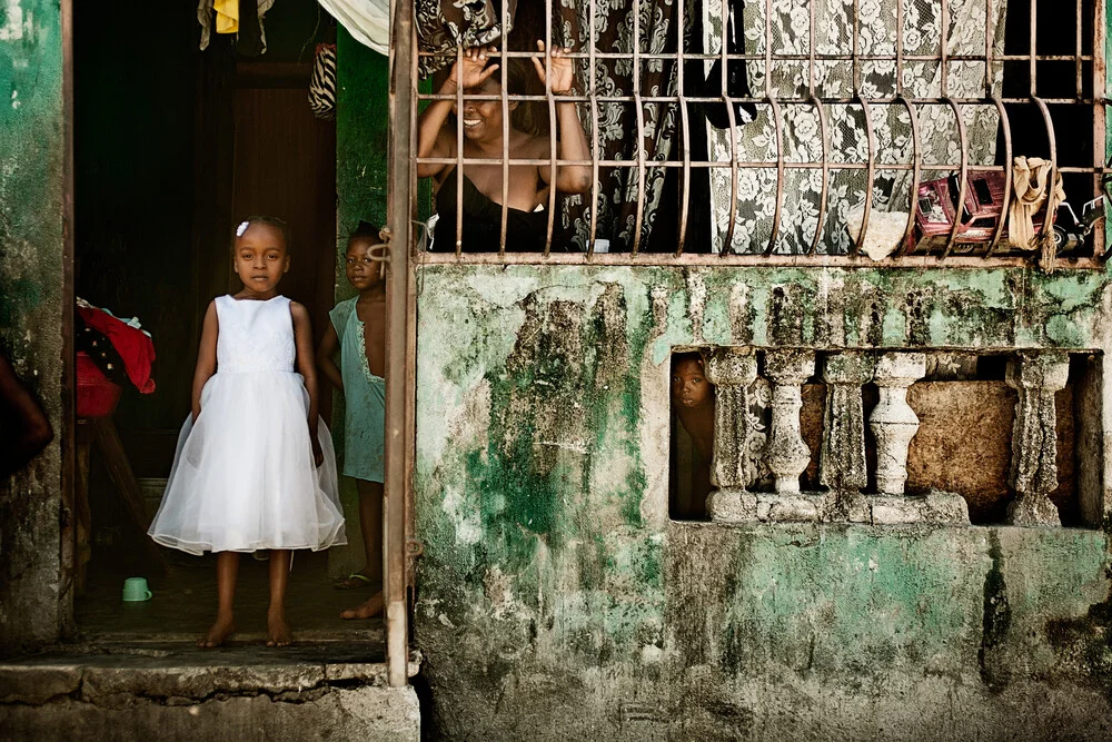 Ein Mädchen aus Sitè Soley, Port-au-Prince - Photographie d'art par Frank Domahs