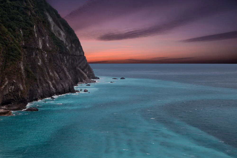 Sunset Coastline - Photographie d'art par AJ Schokora