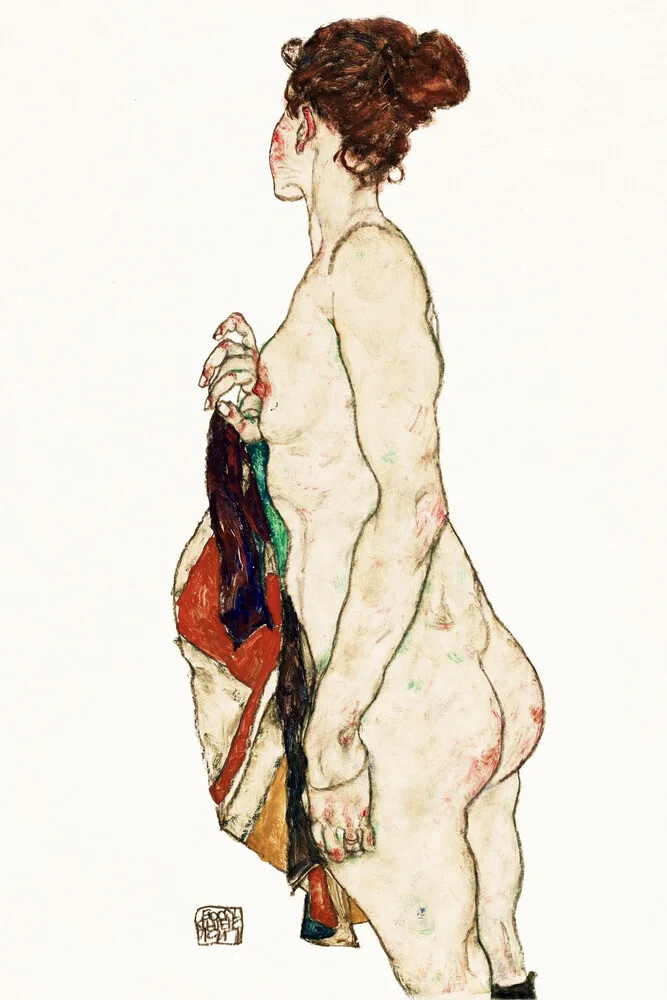 Egon Schiele: Femme nue debout avec une robe à motifs - Photographie fineart par Art Classics