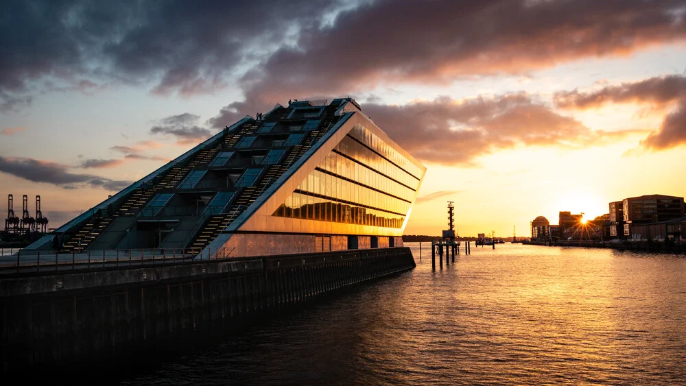 Dockland Hamburg - Photographie d'art par Nils Steiner