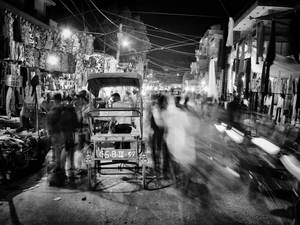 Une rue de Delhi - Photographie d'art par Jagdev Singh