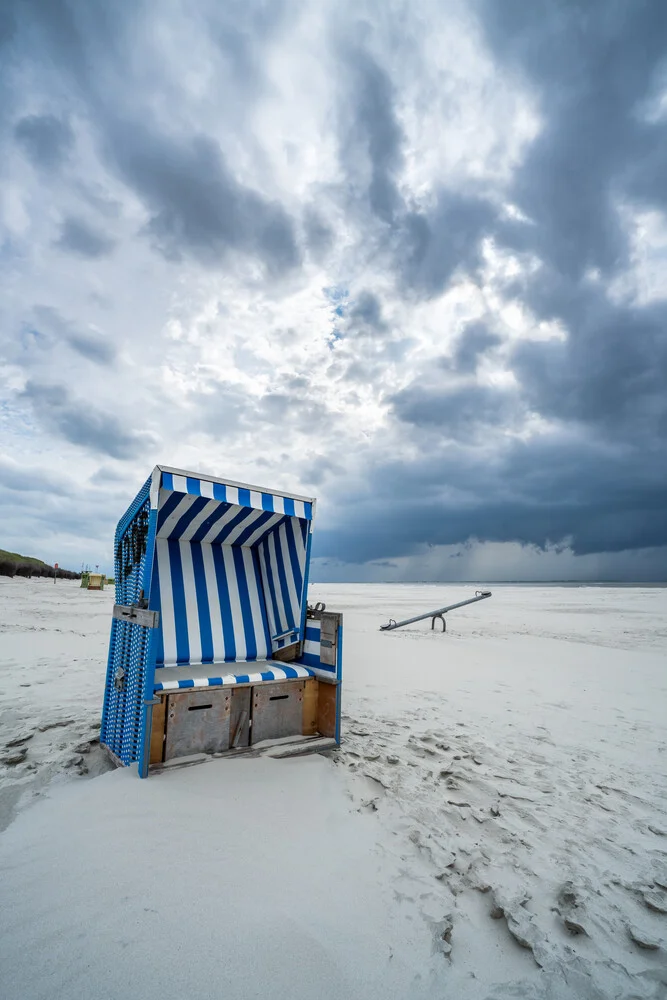 Strandkorb am Strand auf Langeoog - Photographie d'art par Jan Becke