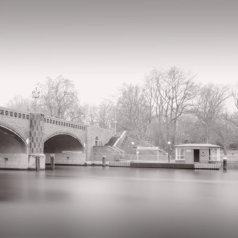 moin hamburch krugkoppelbrücke - Photographie d'art par Dennis Wehrmann
